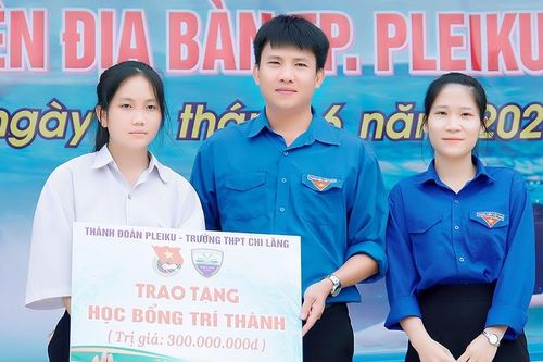 'Chắp cánh' cho học sinh tài năng
