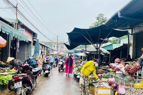 Chợ tự phát lấn át chợ chính