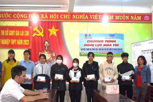 Ia Grai trao 12 suất quà cho thí sinh khó khăn trước kỳ thi tốt nghiệp THPT
