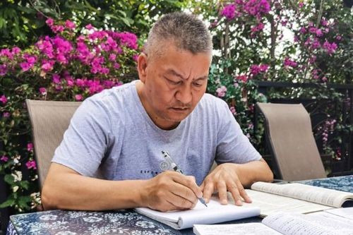 Triệu phú tự thân Trung Quốc thi trượt đại học 27 lần