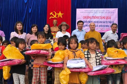 Chùa Mỹ Thạch (Gia Lai) trao quà đến học sinh đồng bào dân tộc