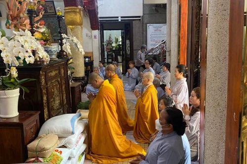 Chùa Quan Âm (Q.12) cúng dường 10 trường hạ tại TP.HCM