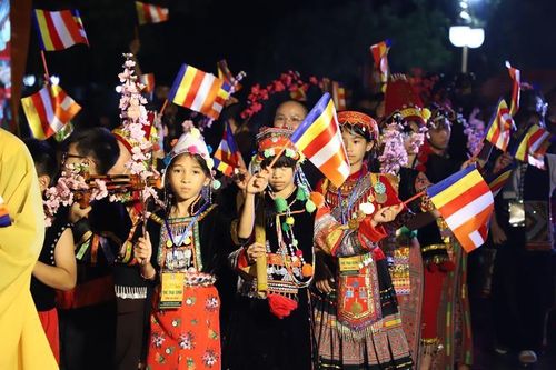 Rước kiệu tại hội trại Tuổi trẻ và Phật giáo 'Hào khí Thăng Long'