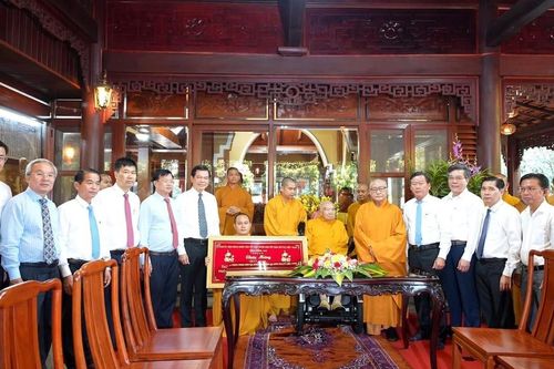 Bí thư Tỉnh ủy Đồng Nai thăm Trưởng lão Hòa thượng Thích Thanh Từ tại tổ đình Thường Chiếu