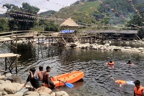 Bị 'tuýt còi' vẫn ngang nhiên chặn suối A Lin kinh doanh du lịch trái phép