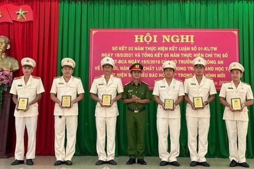 Phó trưởng Công an xã thực hiện tốt Sáu điều Bác Hồ dạy