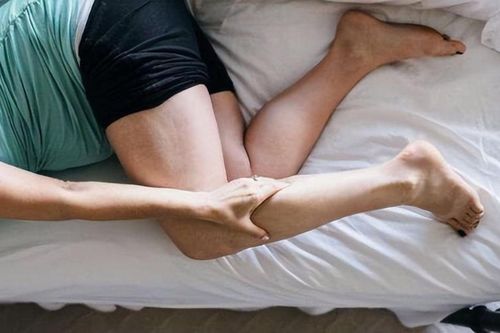 Đang ngủ đột nhiên bị chuột rút, dấu hiệu cảnh báo 2 bệnh nguy hiểm