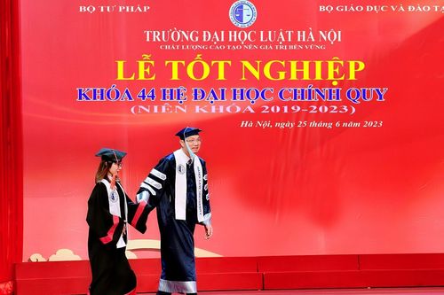 Thầy hiệu trưởng dắt tay nữ sinh bị bại não ra sân khấu nhận bằng tốt nghiệp