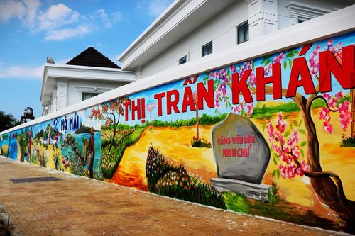 Chiêm ngưỡng bức tường tranh bích họa ven biển Ninh Thuận xác lập kỷ lục Việt Nam