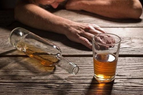 Uống nửa lít rượu mỗi ngày, người đàn ông xuất huyết tiêu hóa 8 lần