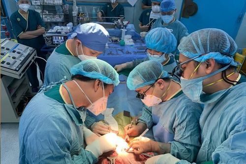 Mẹ ruột hiến một phần gan cứu con teo đường mật bẩm sinh