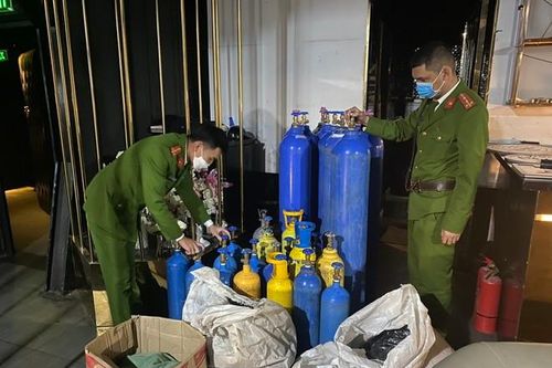 Thu giữ 250 bình 'khí cười' tại các quán bar phố cổ Hoàn Kiếm