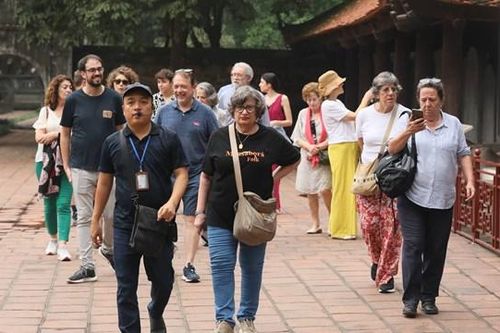 Du lịch chờ cú hích