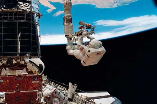 Quá trình sửa chữa kính viễn vọng Hubble ngoài không gian