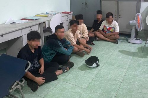 Nhóm thiếu niên dùng hung khí đánh người đi đường lấy tiền