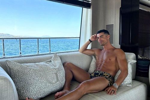 Hậu vệ Man United đi nghỉ mát với Ronaldo