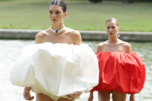 Kendall Jenner trình diễn mốt không quần