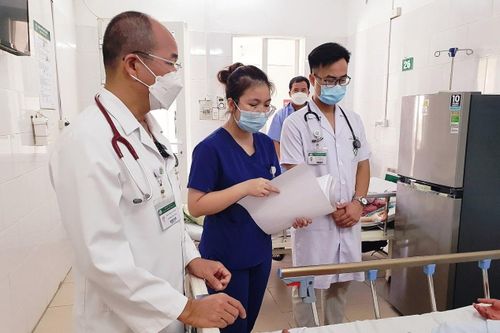 Máu cô đặc, tràn dịch màng phổi sau 5 ngày sốt