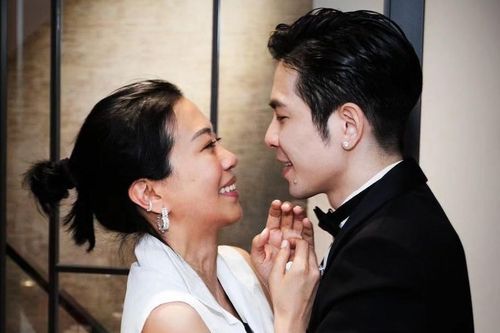 Ca sĩ Tiêu Kính Đằng kết hôn với nữ quản lý hơn 13 tuổi
