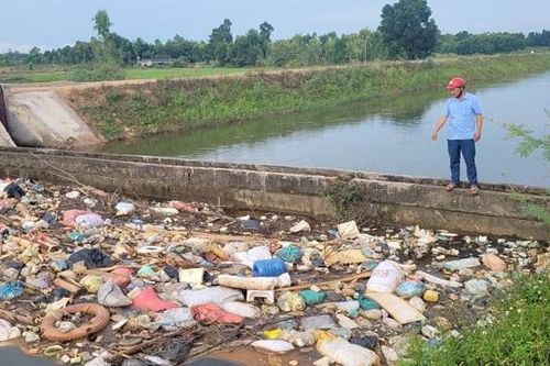 Hà Tĩnh: Kênh thủy lợi 'ngập rác'