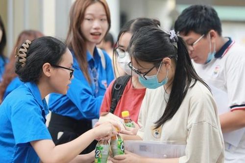 Thí sinh và phụ huynh bất ngờ khi được tặng quà, nước tiếp sức mùa thi