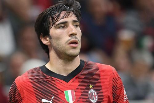 Milan có cả đống tiền từ vụ bán Tonali mà vẫn hoang mang