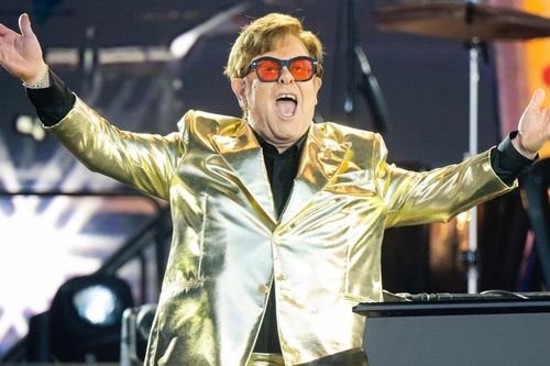 Elton John biểu diễn chia tay tại Galstonbury 2023: Chưa bao giờ mất đi niềm vui thơ trẻ