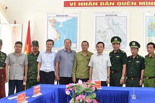 Phó Thủ tướng Trần Lưu Quang thăm cán bộ, chiến sĩ biên phòng An Giang