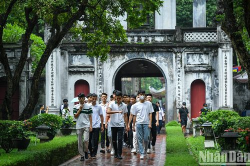 Sĩ tử đến Văn Miếu cầu may trước kỳ thi tốt nghiệp THPT