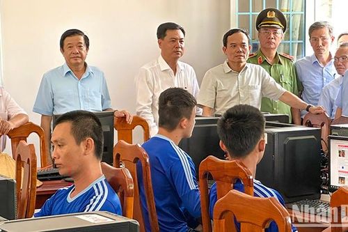 Phó Thủ tướng Trần Lưu Quang làm việc với tỉnh Vĩnh Long về cai nghiện ma túy