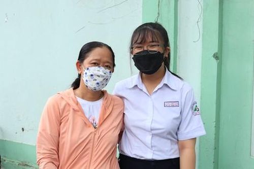 Phụ huynh tất tả cùng con em đến làm thủ tục dự thi