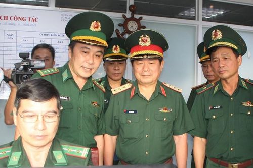 Biên phòng TPHCM kiểm soát nhập cảnh chỉ còn 30 giây/người