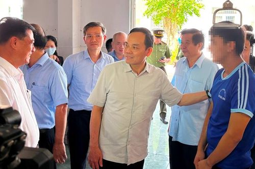 Phó Thủ tướng Trần Lưu Quang thăm, tặng quà tại Cơ sở cai nghiện ma túy Vĩnh Long