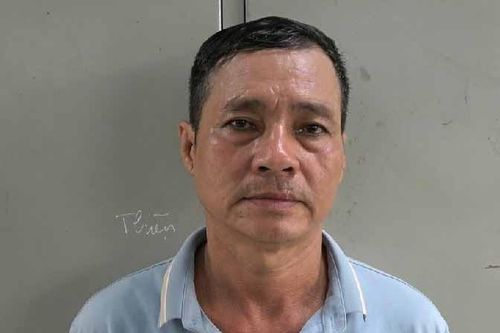 Bắt một người đàn ông dùng sơn trộn dầu lửa tạt vào nhà để đòi nợ