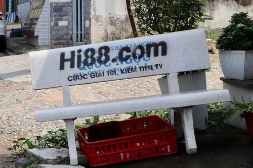Truy xét đối tượng xịt sơn quảng cáo web cá độ trên ghế đá