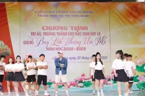 Thầy Hiệu phó hát, nhảy trong lễ chia tay học sinh gây 'bão' mạng
