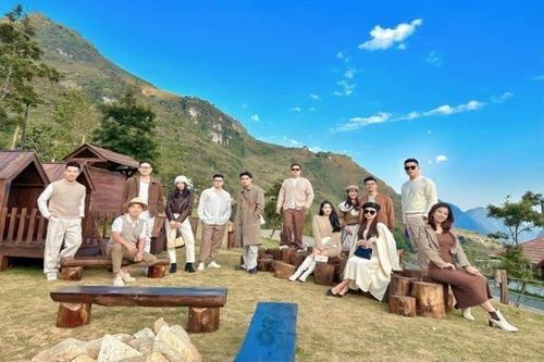 Hội bạn thân 'nhà người ta', chơi 10 năm check in mọi địa điểm