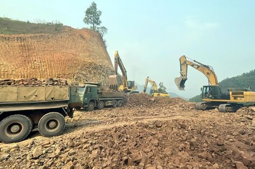 Điện Biên khắc phục thời tiết mưa lớn vận chuyển đề thi an toàn