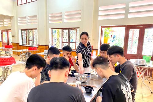 Trường Dân tộc nội trú thuê xe đưa đón học sinh đi thi
