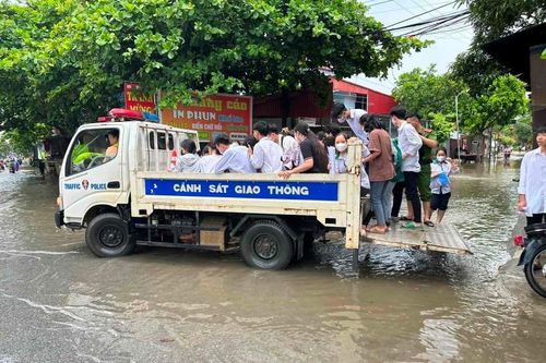 Công an hỗ trợ thí sinh Phú Thọ bị ngập úng đến điểm thi