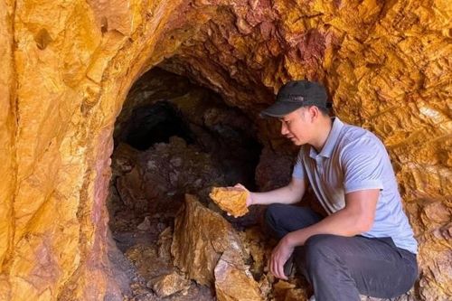 Đương đầu với 'vàng tặc', cứu rừng phòng hộ