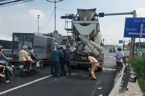 Xe bồn húc văng loạt xe máy dừng chờ đèn đỏ, 3 người bị thương