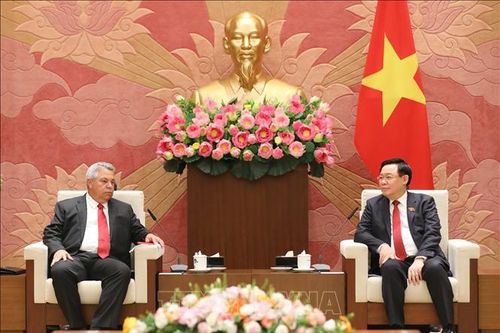 Chủ tịch Quốc hội Vương Đình Huệ tiếp Tổng Thư ký Trung tâm Những người lao động Cuba