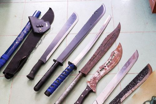 Mang súng, vác dao đi tìm đối thủ nhưng bắn nhầm