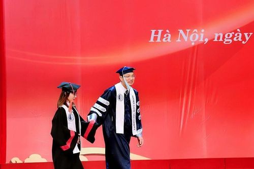Câu chuyện cảm động phía sau bức ảnh truyền cảm hứng 'Thầy hiệu trưởng dắt nữ sinh bại não lên sân khấu nhận Bằng cử nhân Luật '