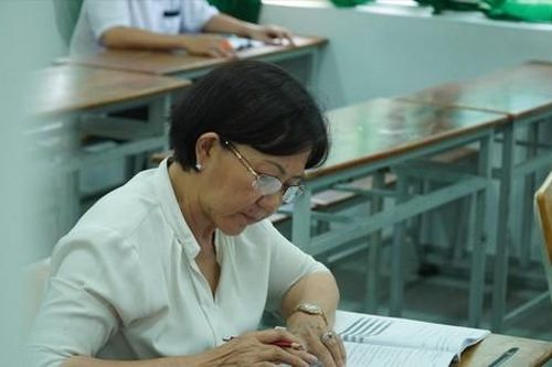 U70 cùng cháu nội đi thi