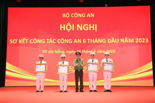 Bốn lãnh đạo ngành công an có thành tích xuất sắc được trao tặng Huân chương