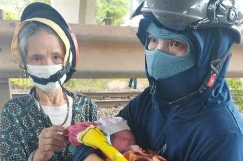 Sau 1 ngày bị bỏ rơi ở gầm cầu, bé trai đã được mẹ đến xin nhận lại