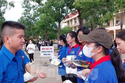 Những suất học bổng động viên thí sinh khó khăn trước kỳ thi