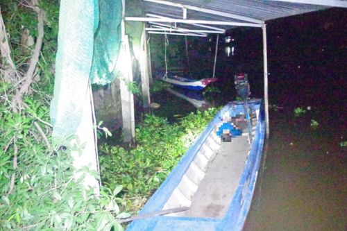 Con trai phát hiện cha chết trước nhà, mẹ chết sau nhà